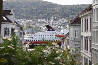 MS Nordnorge er i løpet av våren 2017 klar til å kobles på landstrøm i Bergen. Det vil bety at skipet ikke slipper ut noe NOx, svovel, partikler eller klimagasser de 6-8 timer skipet ligger til kai.