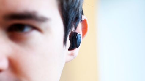 The Headphone står fortsatt litt ut av øret, men er likevel relativt diskret å bære.