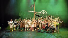 SKAL UNDERHOLDE: OPAL har imponert med sin Peter Pan. De er en del av underholdningen under hedringen.