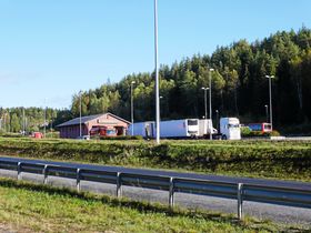 TRAILERTRØBBEL: En polsk sjåfør hadde ikke papirene i orden da han ble stoppet i en kontroll på Taraldrud.