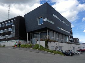 MANGE UTFORDRINGER: Her ser du politihuset i Ski. Politimester Jon Steven Hasseldal i Øst politidistrikt forteller litt mer om mange av utfordringene og gledene her i dette innlegget.