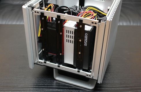 I brakettene bak hovedkortet har vi her skrudd fast en SSD og strømforsyningen Streacom ZF240.