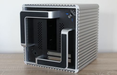 Når vi legger DB4 slik blir det som å se baksiden på et vanlig kabinett. Den store åpningen er ment for I/O-skjoldet og portene på hovedkortet. Vi ser også at det er tatt høyde for å kunne sette inn et PCIe-kort på opptil to «etasjer».