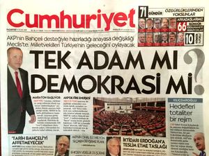 Den regjeringskritiske avisen Cumhuriyet fører hver dag på forsiden regnskap over fengslede journalister.