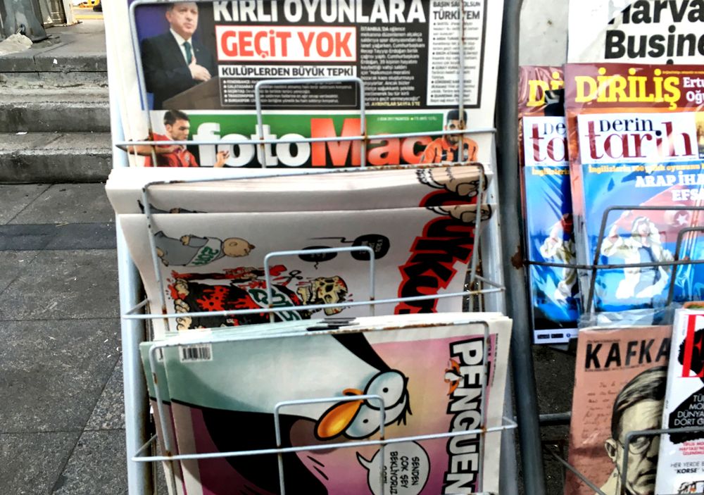 Utrolig nok blir satireaviser som Penguen og Uykusuz solgt åpenlyst og lovlig sammen med fotballaviser som FotoMac (uttales FotoMatch).