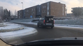 ISJ, DA: Sjåføren av denne bilen hadde glemt å lukke bakluken.