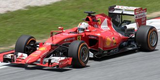 Formel 1 har i takt med utviklingen av kjøretøyteknologi i større grad blitt hybridbiler, som denne fra Ferrari.