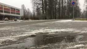 SKIKKELIG SKØYTEFØRE: Det er svært glatt mange steder i kommunen, som her i Holbergsvei på Sofiemyr.