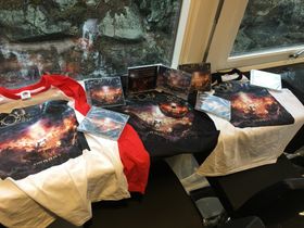 SKIKKELIG MERCHANDISE: Alle skikkelig band må ha T-skjorter og annet fett stæsj.