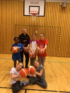 HERLIGE BASKETJENTER I AKSJON: 06-07-jentene i Kolbotn basket startet opp nå i januar. De ønsker seg enda flere jenter på laget. Nede fra venstre Nemi og Anniken. Bak fra venstre: Duretti, trener Ellen Amalie, Emilie og Malene.