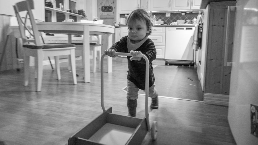 Et godt eksempel på et såkalt «fartsfylt hverdagsbilde» der vi fikk god hjelp fra den automatiske ansiktsfokusen. Lysforholdene står til stryk, og våre forsøk på å kompensere for dem ble for hardt på så høy ISO, så da blir det sort/hvitt istedet. 1/60s - f/1.8 - ISO 3200.