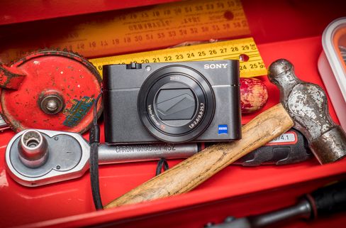 Sony RX100 V forsøker på en måte å være flere verktøy på en gang, og selv om «sportskameraet« RX100 er blitt bedre, hadde lommekameraet RX100 forbedringspotensiale som ikke blir møtt.