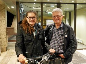 POLITISK DATTER OG FAR: Arild Burud (t.h.) er varamedlem i kommunestyret, og er nå gjenvalgt som nestleder i partiet lokalt. Her er han fotografert sammen med sin datter Ingrid Haugnes (21), som ved forrige valg ble valgt inn som kommunestyremedlem for Arbeiderpartiet.