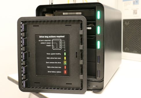 Drobo 5N kan kommunisere med lys, og på baksiden av «døra» foran diskene sitter det en jukselapp. Du vil helst ha grønt lys over hele linja.