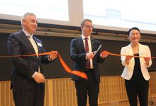 Energiminister Terje Søviknes klipper snoren og åpner forskningssenteret HydroCen i Trondheim. Han får hjelp av senterets styreleder Ivar Arne Børset og daglige leder Hege Brende.