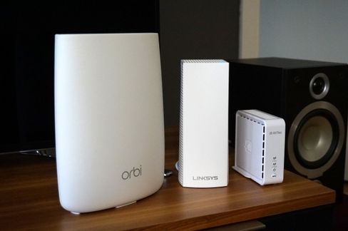 Velop er en god del mindre enn Netgear Orbi-nodene, men større enn de små Airties-boksene.