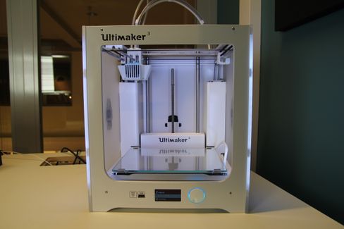 Ultimaker 3. Glassplaten er oppvarmet. Den kan tas ut for enklere fjerning av ferdige gjenstander.