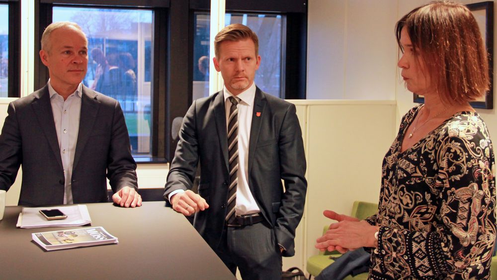 Statsråd Jan Tore Sanner og ordfører i Moss, Tage Pettersen, lytter til Grete Støre Rosenlund, som leder Moss kommunes IKT- og dokumentasjonavdeling.