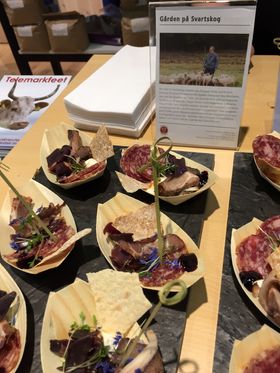 NAMMENAM! SE, SÅ LEKKERT: Lokale smaksprøver gikk unna i Berlin. Samarbeid i Akershus har gjort svin fra Gården på Svartskog til nydelig salami hos Feloni Spekehus.