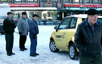 Think City mottas med finsk nysgjerrighet og/eller skepsis på torget i Turku.
