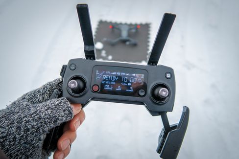 Det går fint an å fly dronen uten mobiltelefon/nettbrett, men det er vanskelig å filme på den måten.