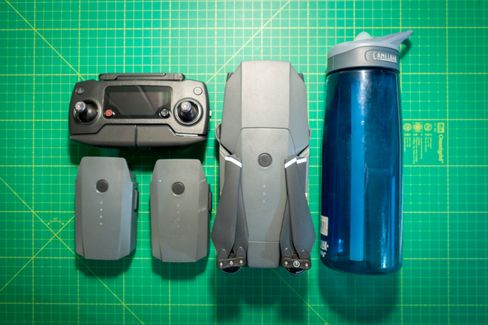 Vi har testet «Fly More»-komboen som inkluderer dronen, kontrolleren, to ekstra batterier, en bæreveske en ladehub for å lade opp til fire batterier, billader, ett ekstra propellsett og et «powerbank adapter» som lar oss bruke Mavic-batteriene til å lade ting via USB, som for eksempel smarttelefonen eller kontrolleren.