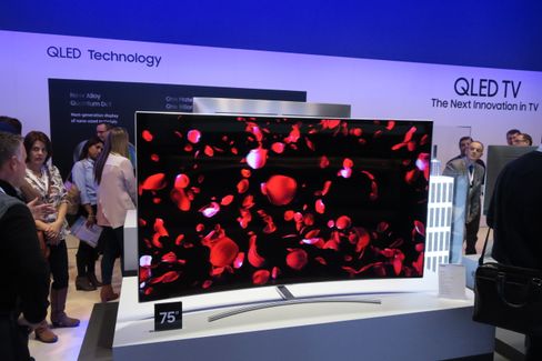 Samsung Q8 er langt mer spenstig i designen enn sin storebror.