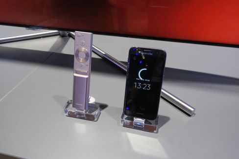 Årets fjernkontroll er blitt tøffere å se på, og følger med alle QLED-modellene. I tillegg får du en app som lar deg kontrollere TV-en via mobiltelefonen.