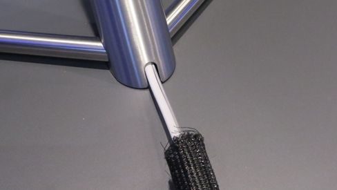 På årets QLED-modeller er det kun en tynn fiber og strømledningen som kobles til skjermen. Disse tres inn til skjermen via foten.