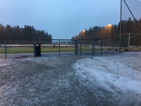 HELE VEIEN: Kommunen har strødd helt frem til inngangen på kunstgresset.