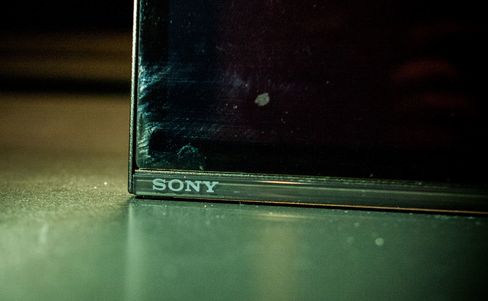 Sony-logoen, som vanligvis alltid er i midten av den nederste rammen, er krympet og flyttet ut til hjørnet.