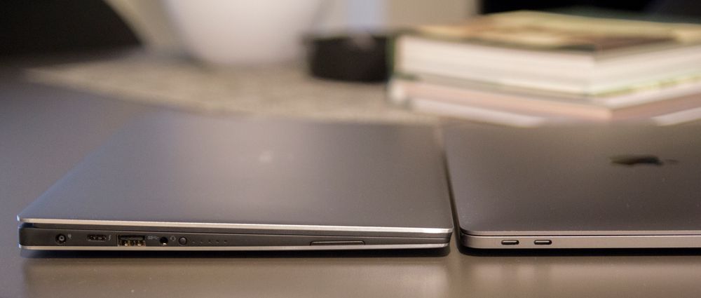 Mens XPS 13 skjuler flere porter også på andre siden, byr MacBook Pro kun på en utgang for hodetelefoner der.