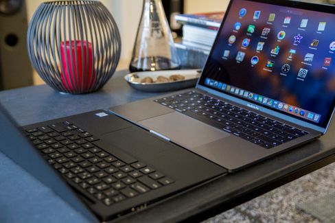 Pekeplaten og tastaturet er veldig forskjellig på de to maskinene. Undertegnede foretrekker tastaturet til XPS 13, mens MacBook-ens pekeplate som alltid er den desidert beste.