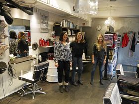 STORTRIVES: Anne-Marie Bustnes (f.v.), Trine Hjell Johnsen og Tina Nordstrøm er tre av dem som jobber hos jubilanten Sofiemyr Frisør. Ikke tilstede: Ellen Hansen og Julie Ottesen.