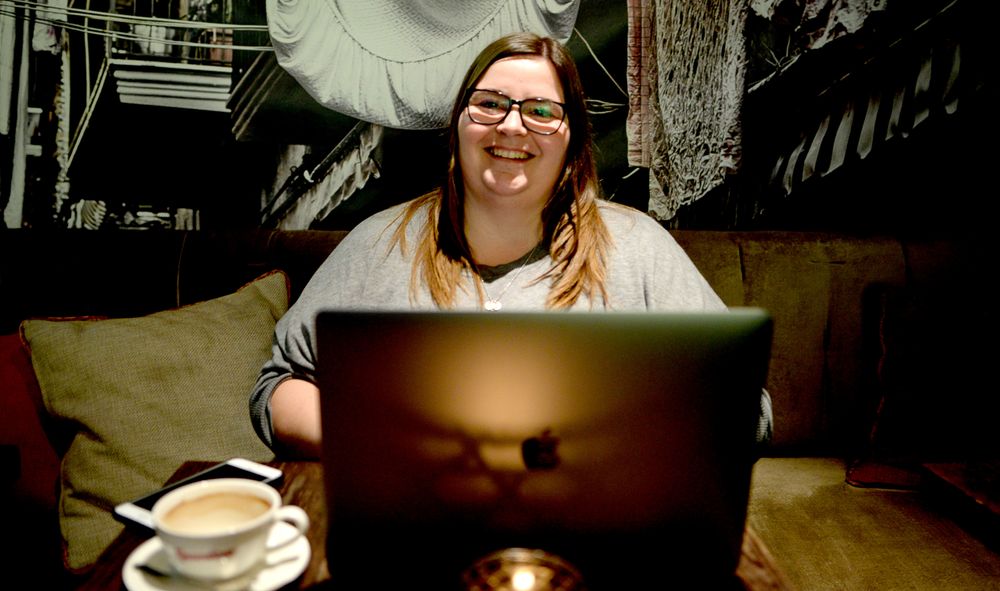 Når Astrid er i byen, både jobber hun fra og møter kunder på kafé - som her på Spuntinos, Aker brygge.