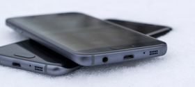 Både den vanlige Galaxy S7 (øverst) og den mer spenstige Galaxy S7 Edge.