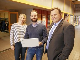 FORNØYDE: Leder av levekårsutvalget, Ida Lindtveit (KrF), prosjektleder Henrik Helseth og ordfører Thomas Sjøvold (H) var strålende fornøyde med å kickstarte digitaliseringen av Oppegård-skolene i dag.
