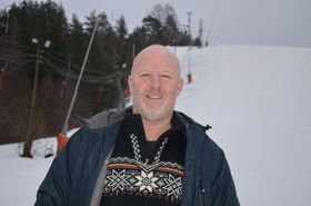STORFORNØYD: Ludvig Daae opplever endelig medvind i Ingierkollen etter hans bønn på Facebook om mer besøk. I tillegg er snøforholdene nå optimale!