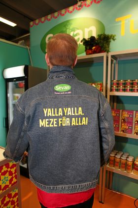 SKYNDA PÅ, BOSSE: Sevan stilte på SMAK med smaksprøve-utdelere fra Sverige - alle iført jakke med denne påskriften på ryggen.