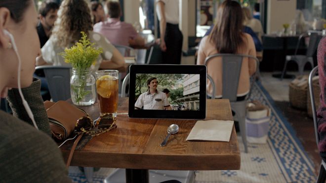 Kvinnes som ser på en TV-serie på et nettbrett.
