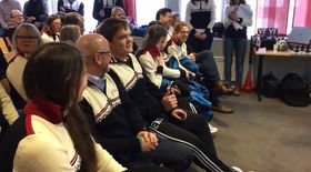 SJARMERTE ALLE: Eirik Knudsen Gåseidnes tok ordet foran freestylekjøreren Tiril Sjåstad Christiansen.