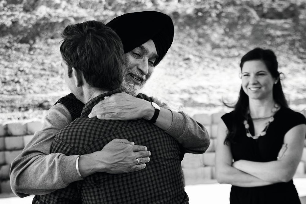 Analjit Singh (tv) jobber nå sammen med Andrea og Chris Mullineux.