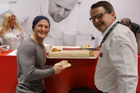 KAKEFEST: OL-helten Stig André Berge har inngått en sponsoravtale med Alna. Daglig leder Lars Joramo til høyre.