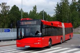 UNDER BUSSEN: Damen som ble påkjørt havnet under bussen uten at sjåføren har lagt merke til det.