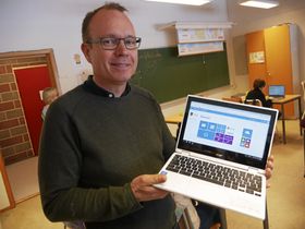 SYNES DETTE ER TOPP: Elevene på 3. til 7. trinn får slike Chromebooks i mars. Ass. rektor på Sofiemyr skole, Kjetil Myklebust er fornøyd med satsningen.