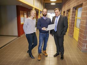 GLADNYHET: Leder av levekårsutvalget, Ida Lindtveit, prosjektleder Henrik Helseth og ordfører Thomas Sjøvold holdt en pressekonferanse tidligere denne uken om den digitale satsningen..