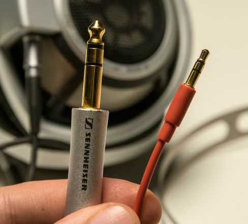 Minijack er utvilsomt mye mer praktisk enn den enorme pluggen som forsyner HD800 med lyd.