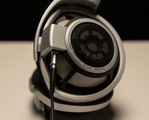 HD800 har ikke boybandmedlemmer på hver side av hodetelefonen, men du ser fortsatt ikke særlig fornuftig ut om du vandrer rundt med disse på hodet.