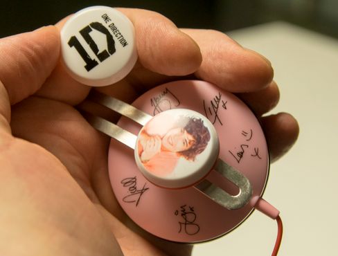 Du kan velge hvilket One Direction-medlem du ønsker å feste på hver side av hodetelefonen.