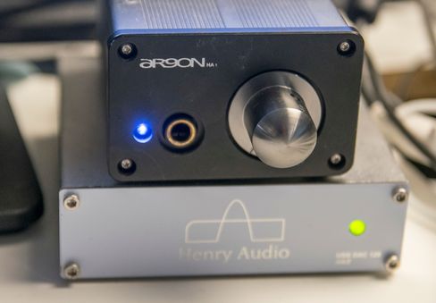 1D-hodetelefonene drar ikke noe særlig nytte av separat forsterker- og DAC-løsning. Det må derimot HD800 ha for å låte bra.